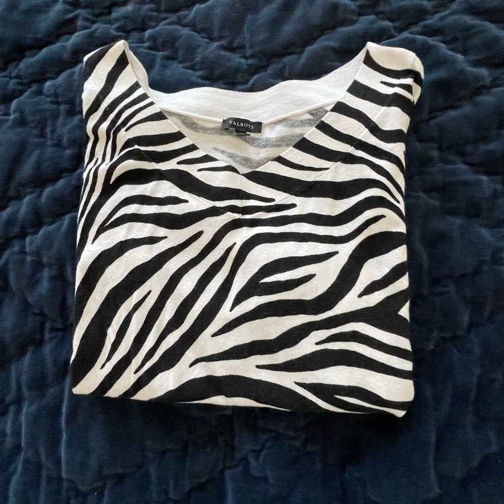 Talbot's Short Sleeve V-Neck Black and White Animal Stripe Knit Top